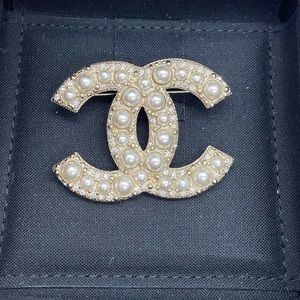 Chanel 21P CC Metal, Strass & Resin Gold & Pearls